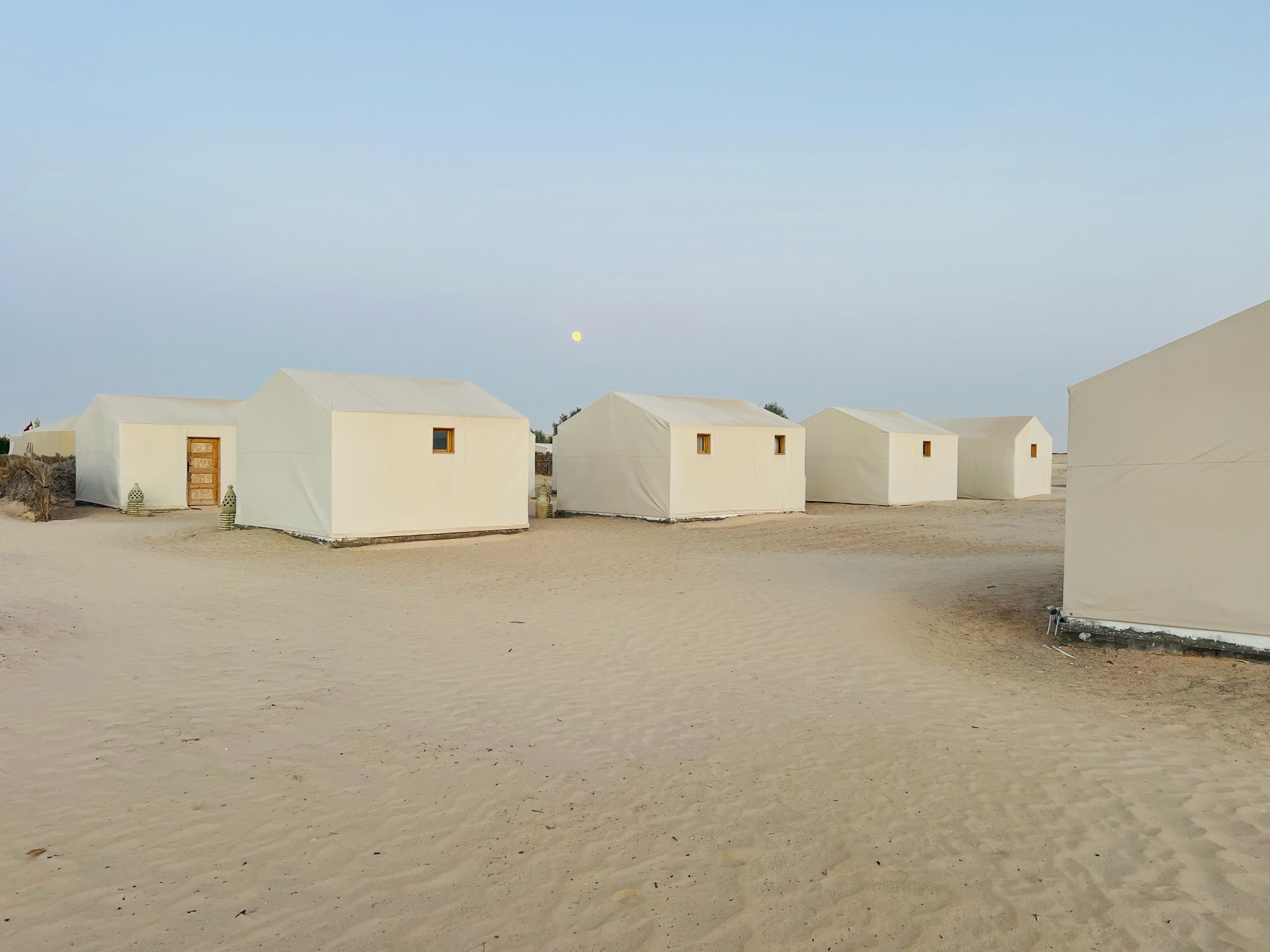Intérieur chaleureux d'une tente de bivouac